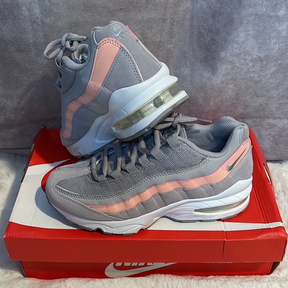 NIKE - Picture 4 of 10